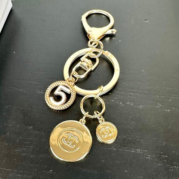 CHANEL beauty line gold CC charms on keychain - Picture 2 of 7